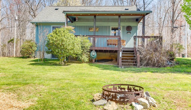 Pet-Friendly Byrdstown Cottage w/Deck & Fire Pit!
