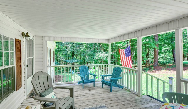 Pet-friendly Sparta Retreat: Porches & Fire Pit!