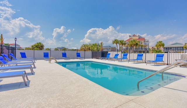 Pool Paradise: 8 bedroom 6 bath private pool sleeps 20 across from the beach!