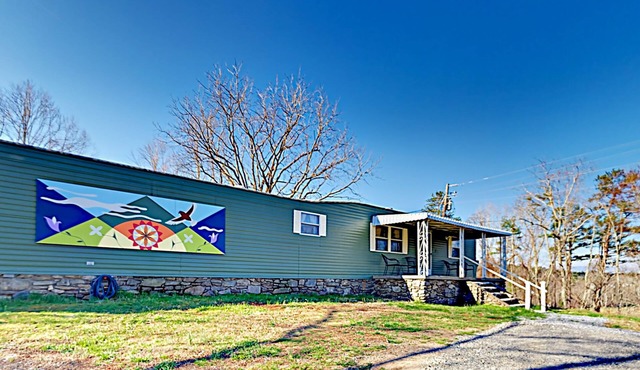 POWER/WATER/INTERNET! Sunset/sunrise views, pets, firepit, trail, jacuzzi tub!