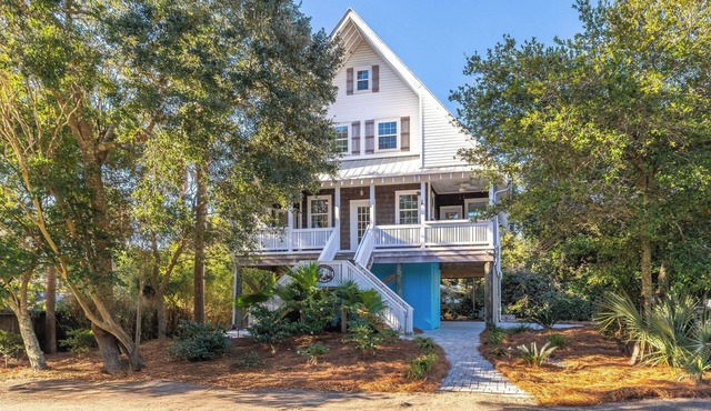 Prince's Folly! Walking Distance to Shops and Restaurants!
