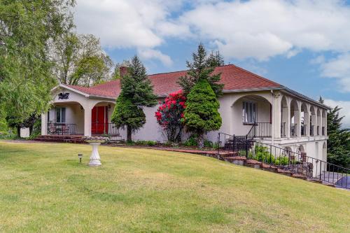 Princeton Mtn-View Estate: Vintage Charm