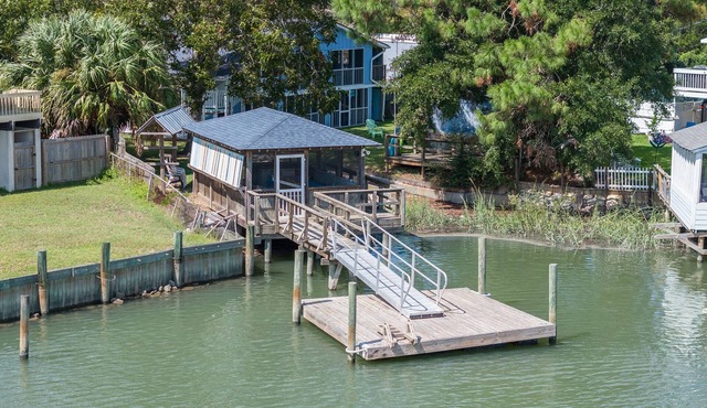 Private dock & Screened dock house. Dog-friendly! Tidal Creek views