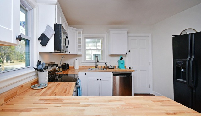 Private house newly remodeled walking distance to food, shopping, entertainment