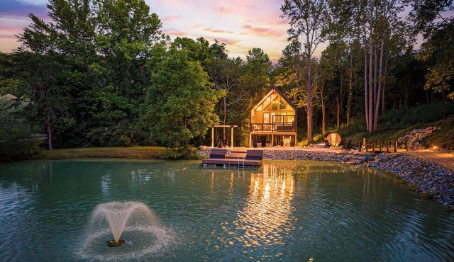 Private Pond, Waterfall, Dock, Hot Tub, Sauna, Fire Pit, Secluded Tree House