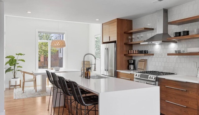 Private Rooftop, Garage - Walk to Restaurants, Shops & Coffee
