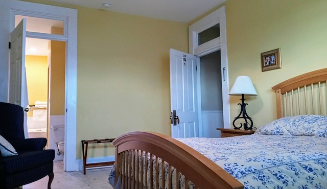 Queen ensuite room in historic railroad inn & town. Continental breakfast.