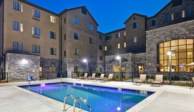 Queen Suite With Kitchen — Near Nashville