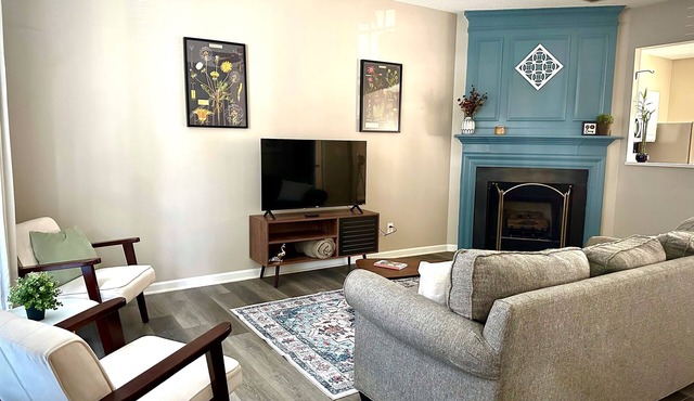 Quiet 3-bedroom townhome in charming Jamestown and Gibson Park Access