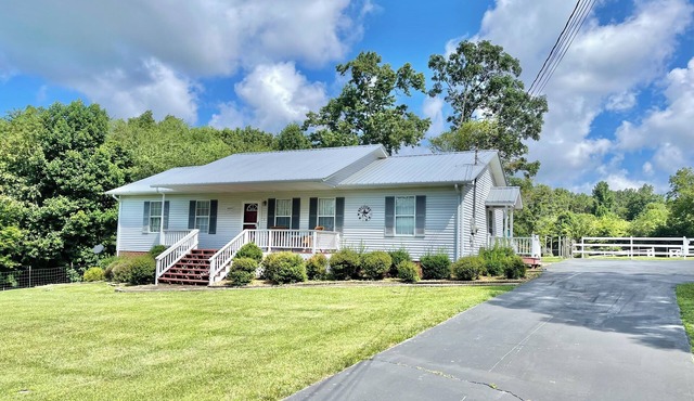 Quiet, Horse-Friendly Country Retreat Near Golf, Hiking & Adventure!