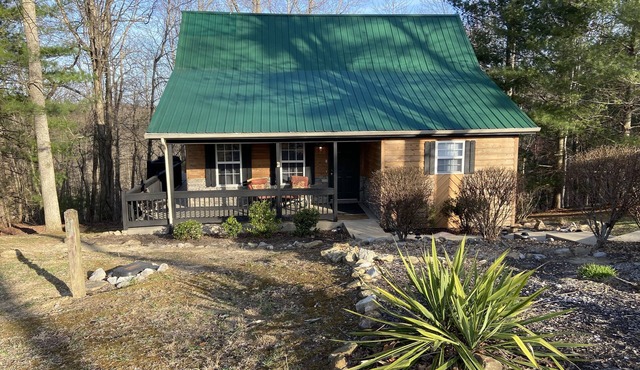 Quite Cabin in Lake Cumberland Resort Burnside, KY. Screened Porches & Hot Tub