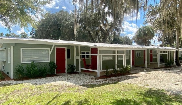 Relax by the River - Shell Harbour Room 4 on the St Johns River