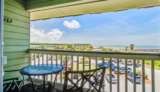 Renovated top-level villa w/oceanfront view & community pool/pier