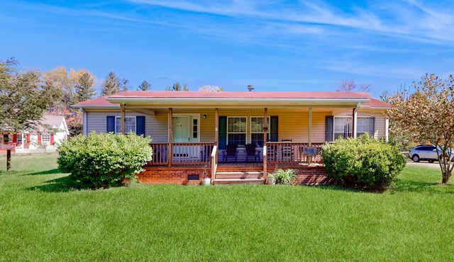 Riverfront home with a large yard, fireplace, deck, & washer/dryer