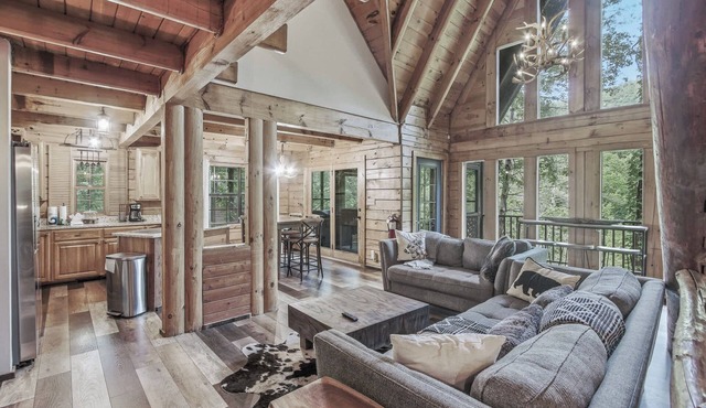 Riverfront Retreat, Sleeps 10・Water Views・Hot Tub
