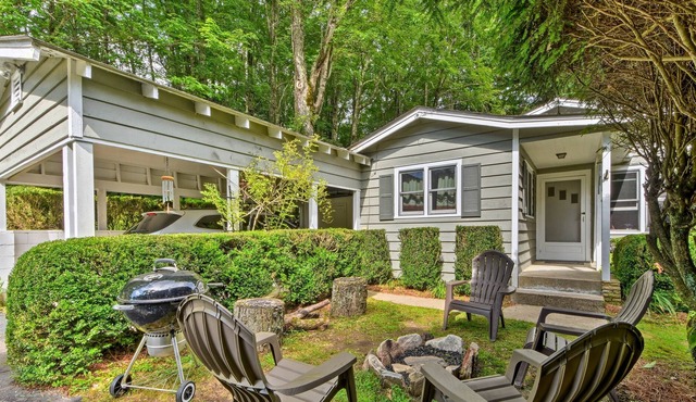 'Rolling Acres' Highlands Cabin w/ Fire Pit!