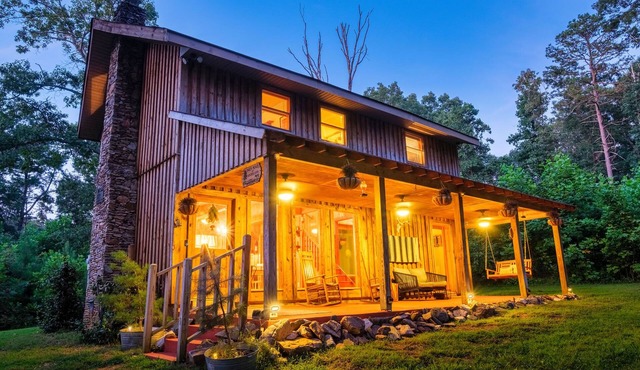 Romantic StackRock Cabin – An Exclusive, Centrally Located Retreat.