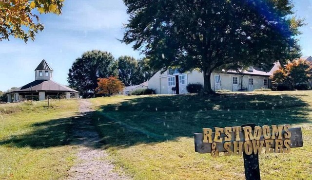 Rustic Loft-Style B&B in Tennessee – Unique Horse Stall Stay with Private Bath & Barn Breakfast Near Gallatin