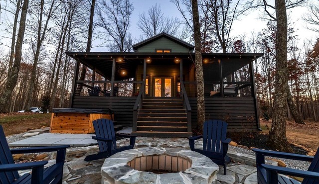 Scenic Bluffside Tiny Home Retreat with Kid-Friendly Loft near South Cumberland in Monteagle, Tennessee