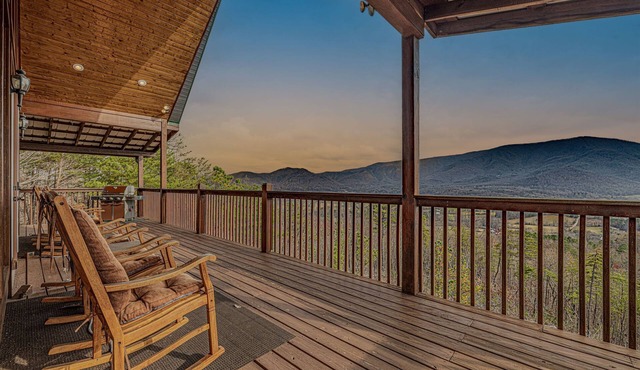 Secluded 1.5ac Luxury Cabin w/Hot Tub, Pool Table, & AMAZING MOUNTAIN VIEWS!