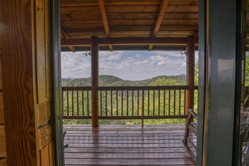 Secluded 2BR Log Cabin Hot Tub Stunning Mountain Views