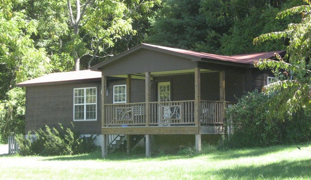 Secluded dog-friendly mountain cabin on 50 acres 25 minutes from Asheville