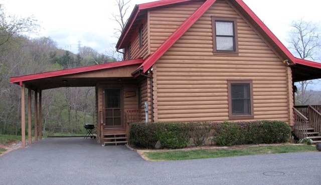 Secluded Pet-Friendly Log Cabin near Asheville, North Carolina