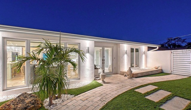 Siesta Key Oasis-Spectacular with heated pool/spa and steps to beach and Village