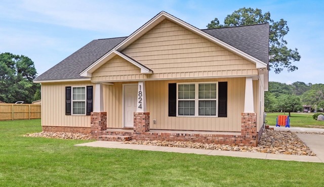 Sleeps 10 | Outdoor Entertainment Area | 98” TV