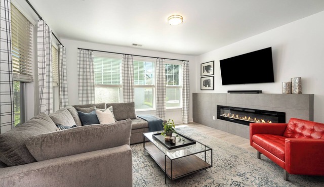 Sleeps 10 Renovated 4BR Near Uptown & Camp North End