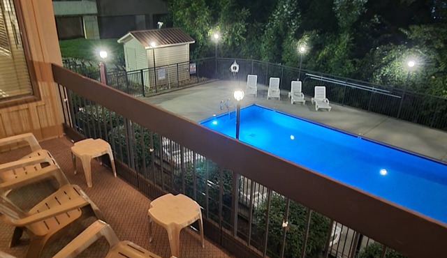 SNORING BEAR Condo 2 BED/2 BA VIEWS POOL WALK TO D'TOWN GATLINBURG/ANAKEESTA