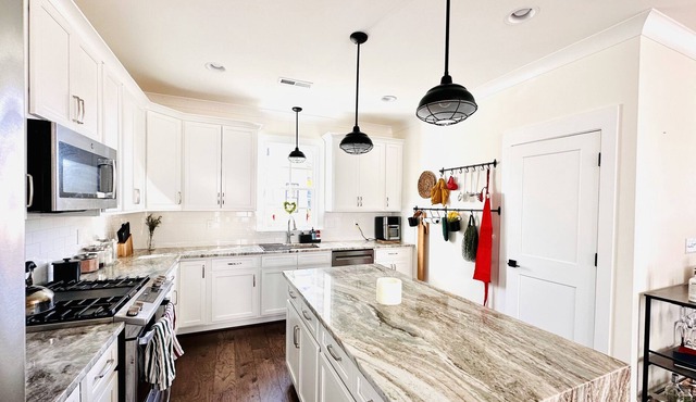 Southern Charm Meets Lux Design 3BR/2.5BA - 10 min from WFU