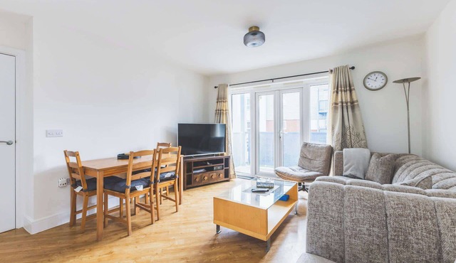Spacious 2BDR 2Bath Apt with Parking Near Heathrow