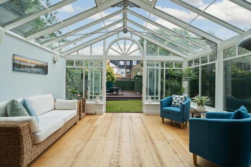 Spacious 3 Bed House Kingston upon Thames Sleeps 6 - By Roost Accommodation