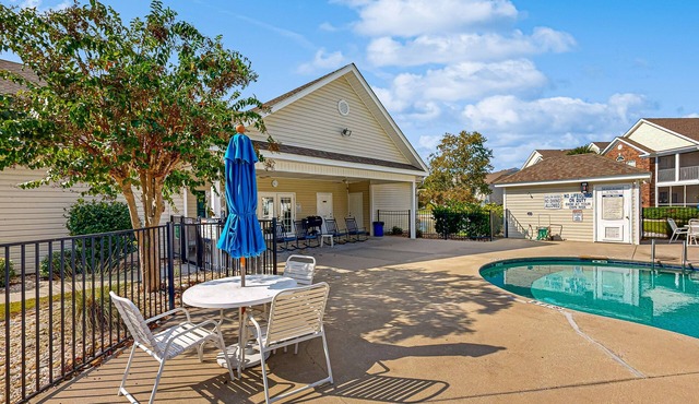Spacious 3 bedroom condo with patio, W/D, pool & close to beach