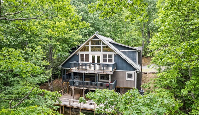 Spacious 4 BD 4 BA Cabin w/2 Bonus Areas 2 Kitchens Game Room, Hot Tub