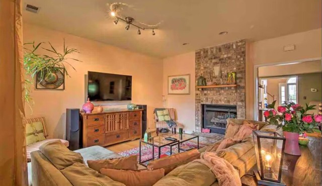 Spacious 4-bedroom townhome near Downtown Nashville