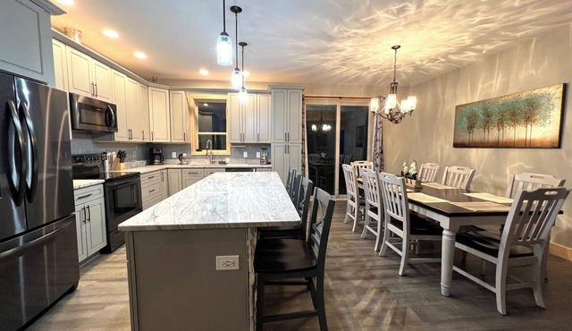 Spacious 4-bedroom house in charming Pigeon Forge secluded private nice location