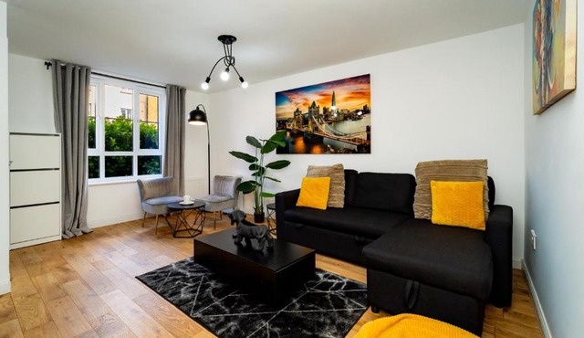 Spacious 4Bed House, 3 Baths, Parking, Sleeps 7