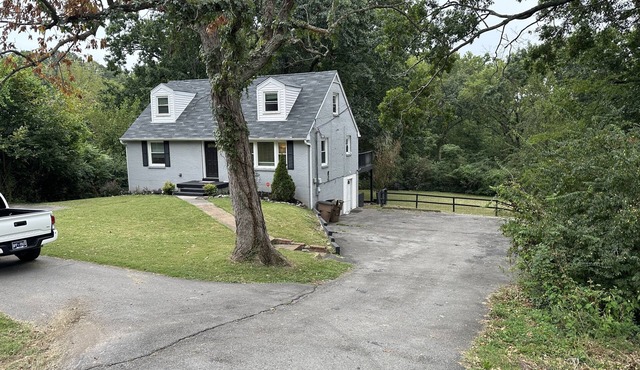 Spacious 5-Bedroom Home Near Downtown Nashville. Sleeps 12 people.