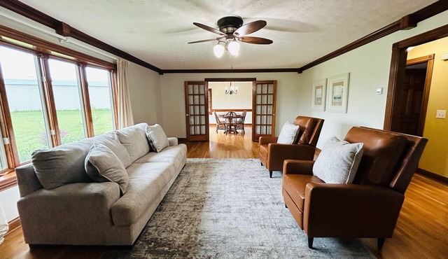 Spacious 5-bedroom house w/lots of land, a pond and an orchard in Springfield!
