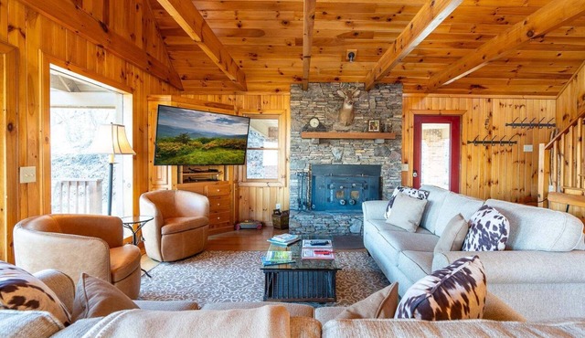 Spacious 6-bedroom cabin in West Jefferson, perfect for family getaways!