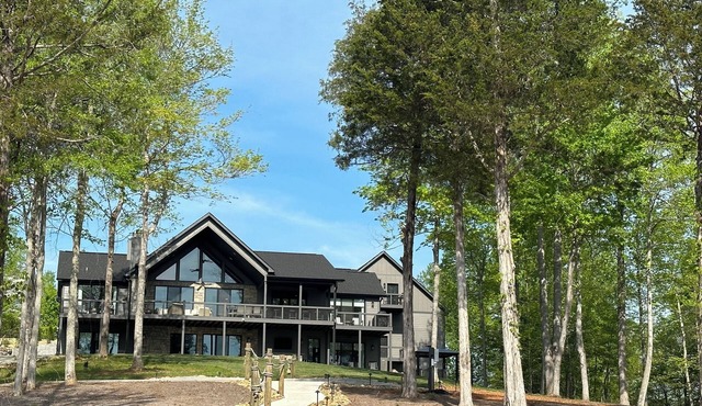 Spacious 7-bedroom house with only 2 steps to the lake