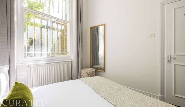 Spacious Earls Court Apt - Office & Rear Terrace