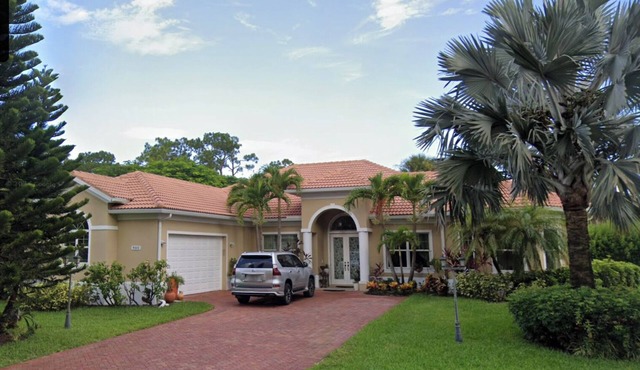 Spacious Living in Paradise 5 bedroom3 baths Vacation Home in 2,652ft² Naples