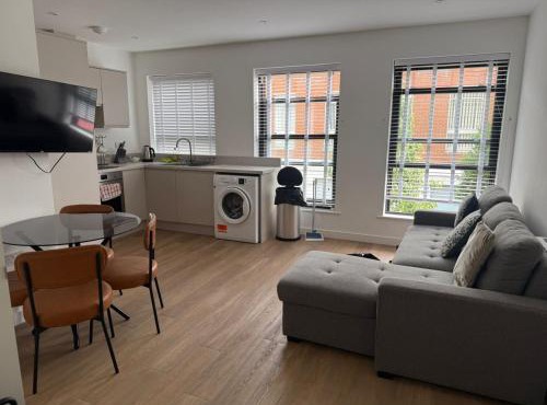 Spacious Modern 1 Bed Apartments in St Neots - Perfect for Contractors & Professionals - Free Parking - WiFi - Fully Equipped Kitchen - Smart TV Ideal for Work Stays and Long Projects