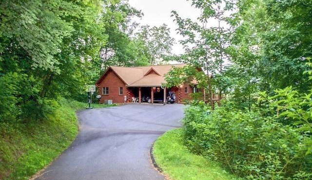 Spacious & rustic mountain-view cabin with decks, Ping-Pong, foosball, fireplace