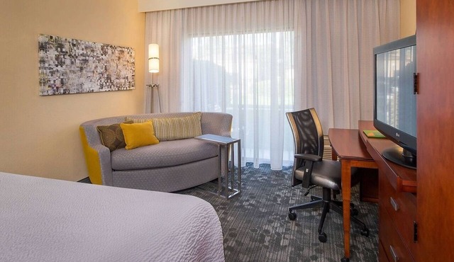 Spacious Unit w/Patio! Gym, Near Pavilion & UNC Charlotte