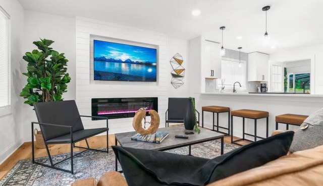 Spacious Uptown Retreat w/Jacuzzi