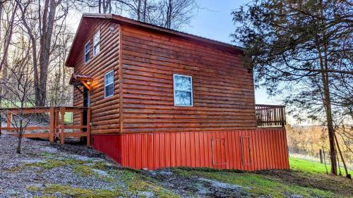 Sparta Serenity: Charming Cabin with Hot Tub and Scenic Farm Views in TN